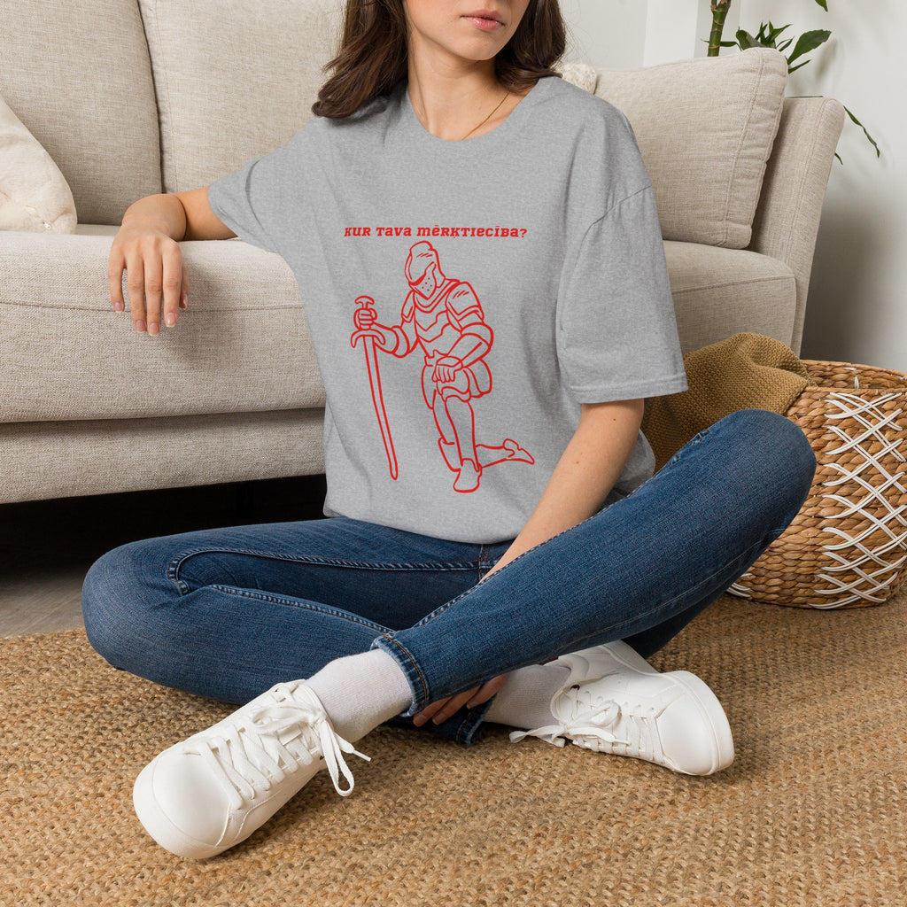 Kneeling Knight T‑Shirt – "Kur tava mērķtiecība?" Red Line Art Medieval Fantasy Tee