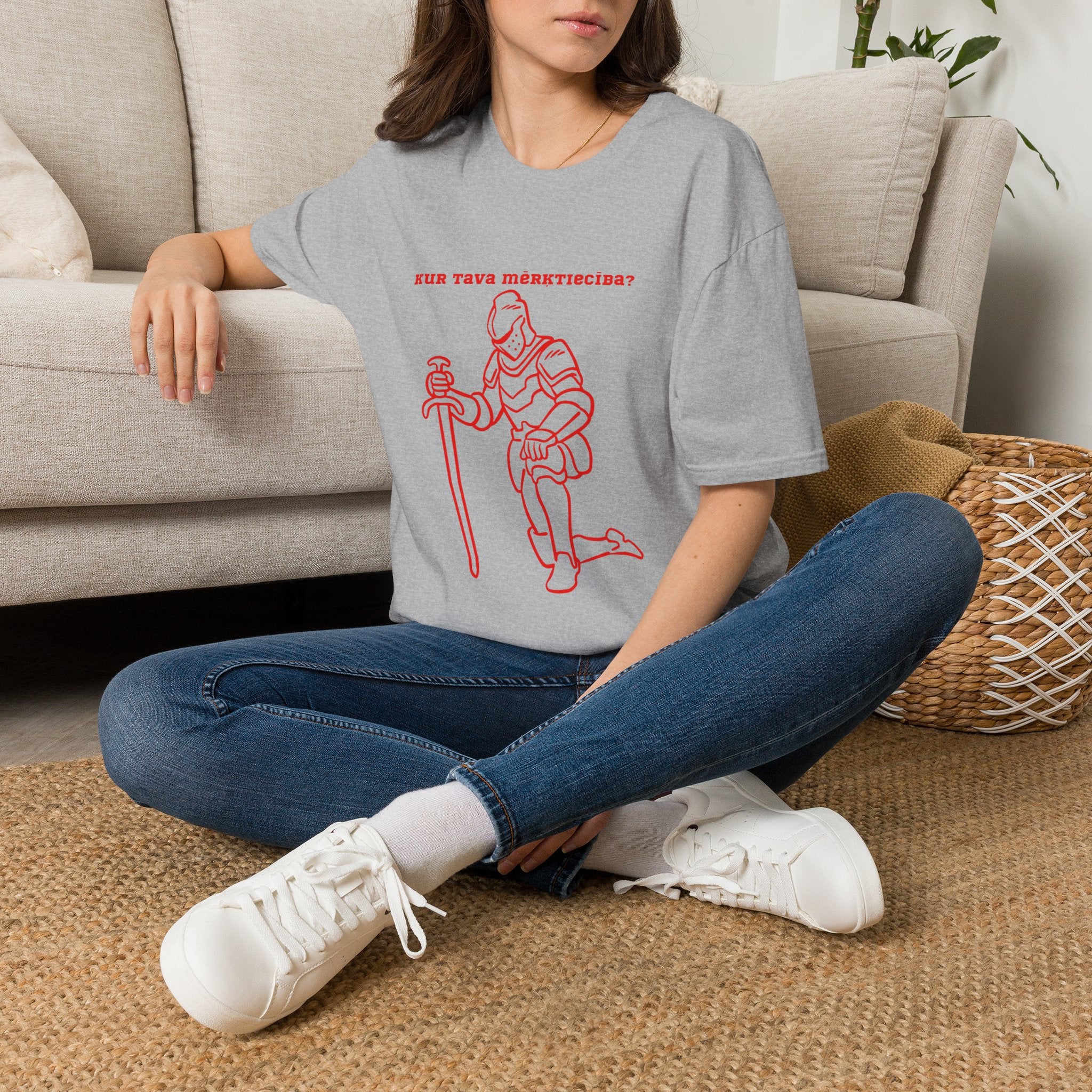 Kneeling Knight T‑Shirt – "Kur tava mērķtiecība?" Red Line Art Medieval Fantasy Tee